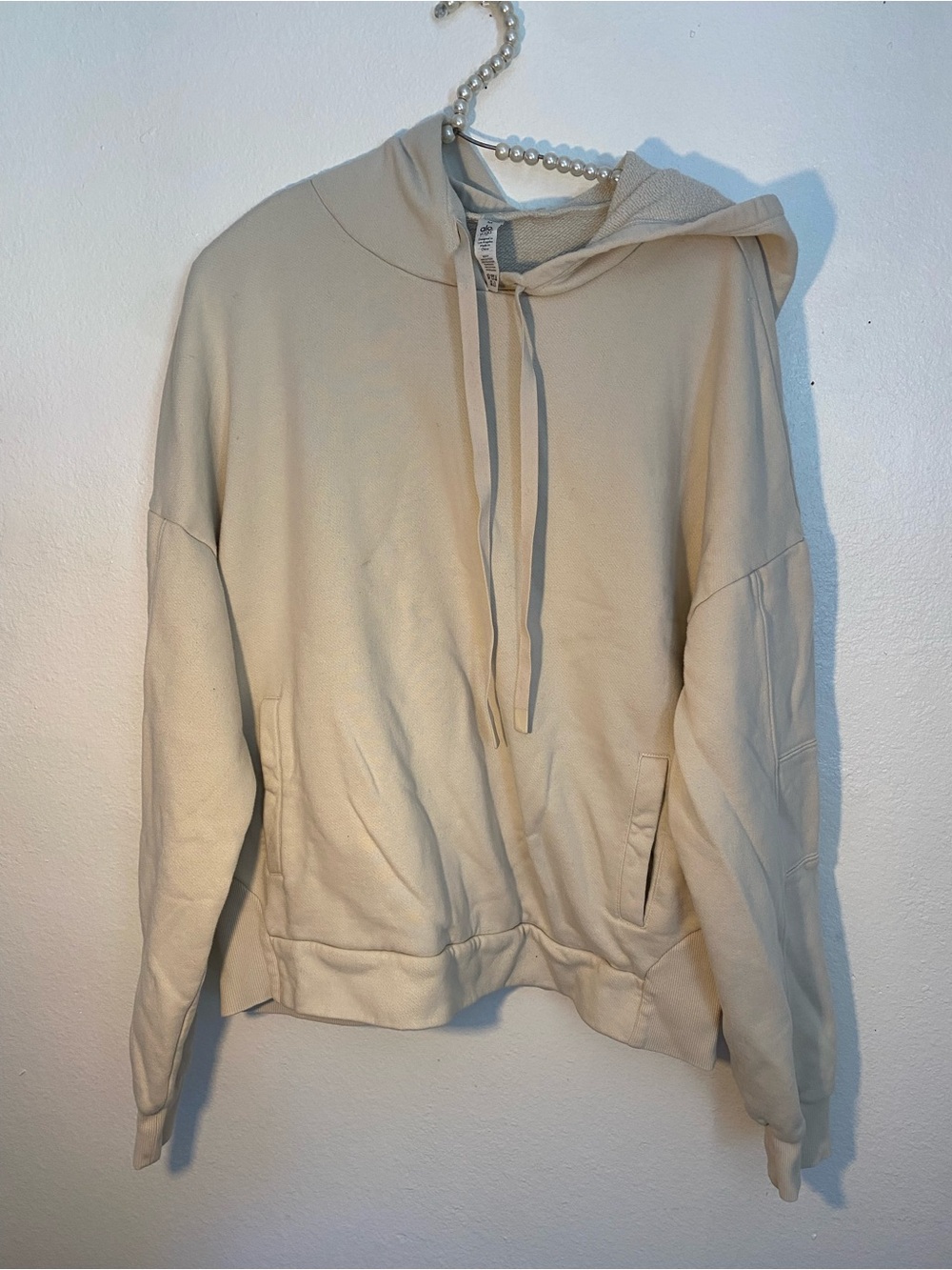 Alo yoga women’s size medium cream long sleeve sweatshirt